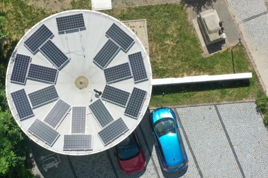 Blick aus der Vogelperspektive auf die erste Solartankstelle Sachsens, die vor zehn Jahren auf dem Parkplatz des Zwickauer Horchmuseums gebaut worden ist. 