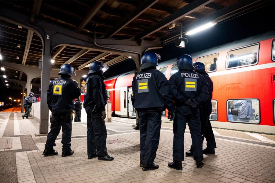 Fahren während der Fußball-EM keine Züge? EVG droht wegen Übergriffen auf Bahn-Mitarbeiter - Hamburg im Februar: Bundespolizisten stehen am Bahnhof Bergedorf an einem Regionalzug, um die Insassen zu überprüfen und mögliche Straftäter zu identifizieren.