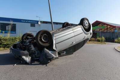 Fahrer betrunken - Ford überschlägt sich in Freiberg - Der Ford kam auf dem Dach zum Liegen.