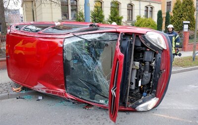 Fahrer ignoriert Sperrlinie - Unfall - 