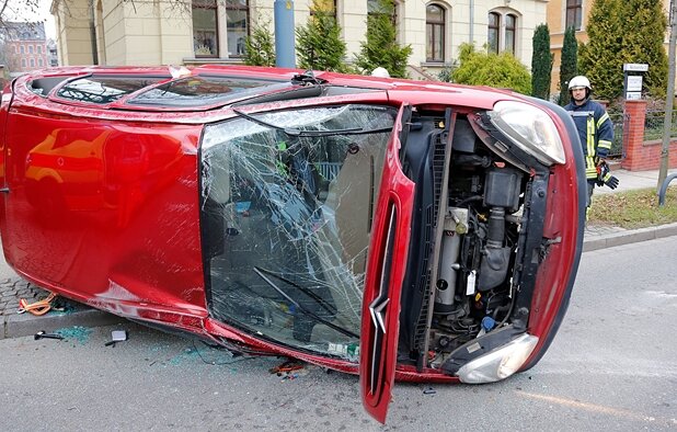 Fahrer ignoriert Sperrlinie - Unfall - 