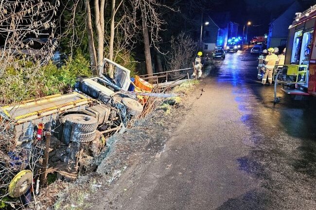 Fahrer im Krankenhaus: Winterdienstauto rutscht bei Neumark in den Straßengraben - 