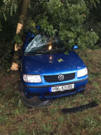 Fahrer kracht mit Auto gegen Baum - Der VW rutschte in den Graben und landete schließlich zwischen dem Abzweig Noßwitz und dem Ortseingang von Rochlitz im Baum.