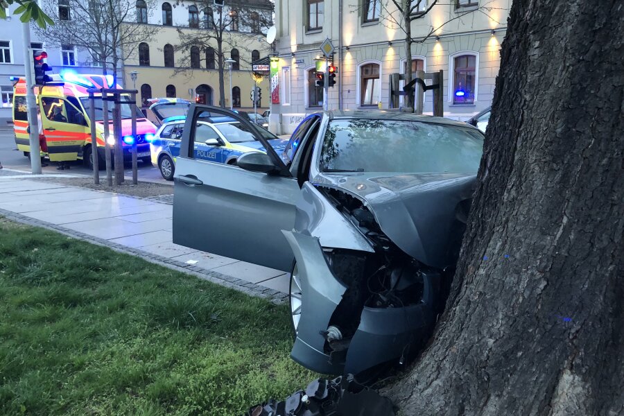 Fahrer prallt gegen Baum - Ein BMW-Fahrer hat am Sonntagabend die Kontrolle über sein Fahrzeug verloren.