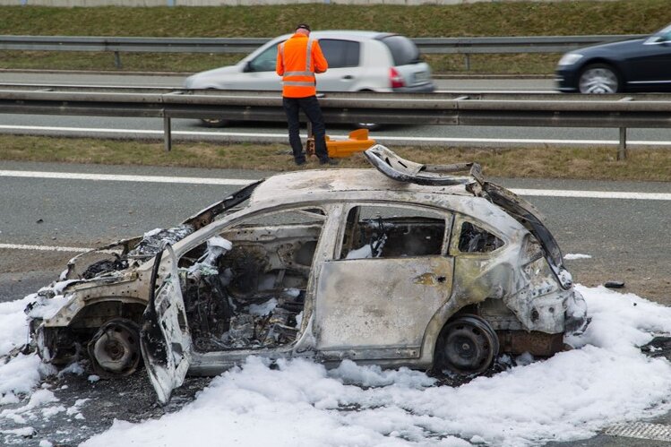 Fahrer schwerstverletzt - Auto ausgebrannt - 