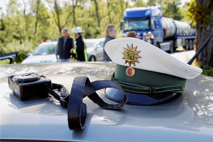 Fahrerflucht in Erdmannsdorf: Polizei sucht Zeugen - In Erdmannsdorf wurde ein Mercedes bei einem Ausweichmanöver stark beschädigt. 
