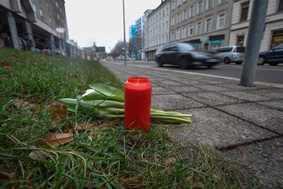 Fahrerflucht nach tödlichem Unfall: Polizei ermittelt mutmaßliche Unfallverursacherin - Eine Kerze und Blumen erinnern an der Unfallstelle an den Tod einer 20 Jahre alten Frau. Sie war am Mittwochabend beim Versuch, die Georgstraße zu überqueren, überfahren worden. 
