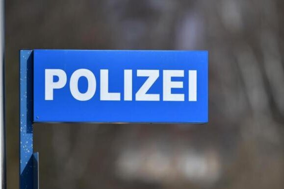 Fahrerflucht vor Polizeikontrolle auf A72 endet im Gefängnis - Um Polizeibeamten auf der A72 zu entgehen, gab ein BMW-Fahrer Gas in Richtung Plauen. Dort ließ er sein Auto stehen und floh. Ins Netz ging er der Polizei trotzdem. 
