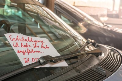 Fahrerflucht: Warum eine Rentnerin aus Chemnitz jetzt vor Gericht landete - Wer ein Auto beschädigt, kann sich nicht durch eine Notiz an der Scheibe aus der Affäre ziehen.