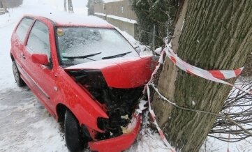 Fahrerin verliert Kontrolle über Auto - Die Fahrerin des VW wurde bei dem Unfall verletzt.
