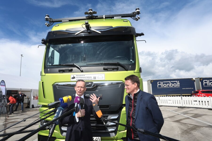 Fahrerlose Lastwagen kommen auf die Autobahn - Fuhr bei einem fahrerlosen Lastwagen mit: Bundesverkehrsminister Volker Wissing (l).