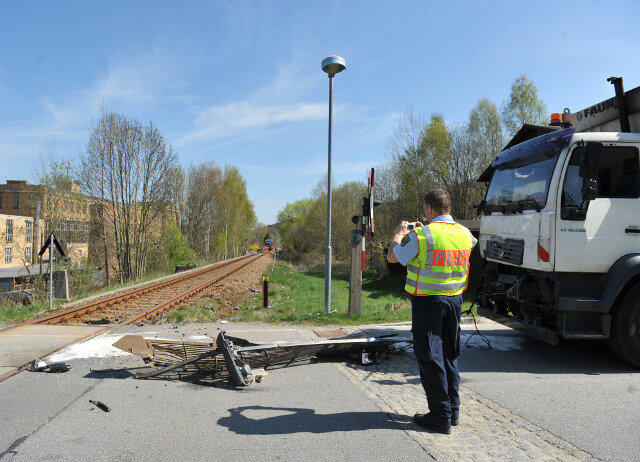 Fahrgäste kommen mit dem Schrecken davon - An dieser Stelle fuhr am Donnerstag in Thalheim ein Zug gegen ein Müllauto.