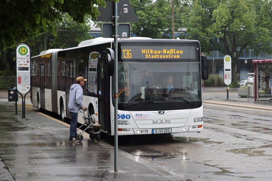 Fahrgäste fragen: Warum fährt der Bus 136 in Zwickau jetzt anders als zuvor? - Ein Bus der Linie 136 am Hauptbahnhof. Damit die Busse dort trotz einer Umleitung pünktlich ankommen, wurde eine andere Haltestelle vorübergehend gestrichen.