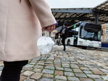 Fahrgäste ignorieren Maskenpflicht - Verkehrsbetrieb startet Hilferuf - Eigentlich sind bis 7. April 2023 in Bussen und Bahnen mindestens medizinische Masken vorgeschrieben. Immer mehr Fahrgäste hätten aber keinen Schutz dabei, berichtet der Regionalverkehr Erzgebirge. 