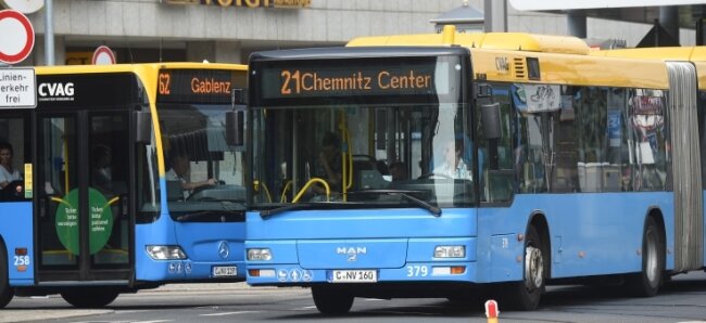 Fahrgäste in Chemnitz sauer: Massive Ausfälle bei Bus und Bahn - Fahrgäste der CVAG müssen sich derzeit auf längere Wartezeiten einstellen. Wie lange die angespannte Situation noch anhält, ist unklar. 