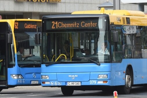 Fahrgäste in Chemnitz sauer: Massive Ausfälle bei Bus und Bahn - Fahrgäste der CVAG müssen sich derzeit auf längere Wartezeiten einstellen. Wie lange die angespannte Situation noch anhält, ist unklar. 