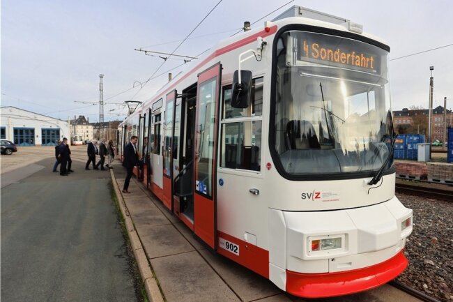 Fahrgäste sehen in Zwickauer Stadtbahnen sehr viel rot - Die Niederflurbahn mit der Nummer 902 ist die letzte von insgesamt zwölf Bahnen die moderniisert wurden. Sie ist jetzt wieder im Linienbetrieb. Foto: Mario Dudacy (3)