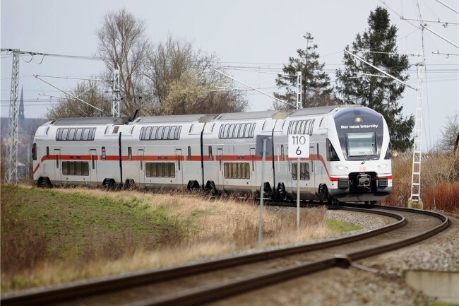 Ein Doppelstock-Intercity, wie er derzeit zwischen Rostock und Dresden verkehrt. Angedacht ist, einzelne Züge ab Sommer 2022 bis nach Chemnitz fahren zu lassen.