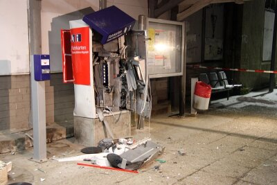 Zerstörter Fahrkartenautomat am Bahnhof Roßwein