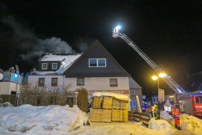 Fahrlässige Brandstiftung Ursache für Feuer in Dachstuhl - Einsatzkräfte der Feuerwehr wurden in der Nacht zu einem Dachstuhl-Brand gerufen.
