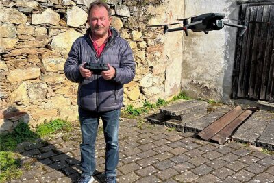 Fahrlehrer ist voll auf Drohne: Bei ihm gibt es den Drohnenführerschein - Der Frankenberger Fahrlehrer Falko Schurig nimmt jetzt auch Prüfungen für Drohnenführerscheine ab. 