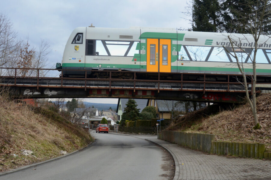Fahrplanwechsel bei der Vogtlandbahn - alte Eisenbahnbrücke mit Vogtlandbahn