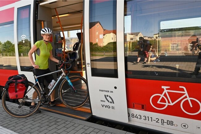 Fahrrad im Zug - Das müssen Sie mit dem Neun-Euro-Ticket beachten - Die Ruhe vor dem Ansturm? Silke Gauthier aus Radebeul transportiert ihr Rad gelegentlich bei Ausflügen und im Urlaub. 