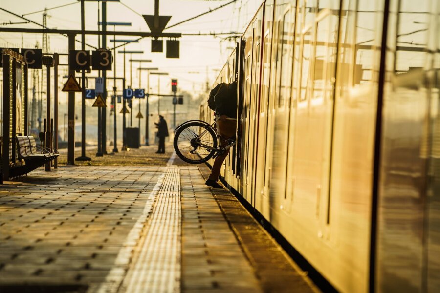 Fahrrad in der Bahn mitnehmen – so funktioniert es problemlos - Rein damit? Nicht in jedem Zug ist die spontane Fahrradmitnahme eine gute Idee.