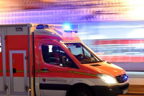 Fahrradfahrer bei Zusammenstoß mit Kleintransporter schwer verletzt - Brand-Erbisdorf. Ein Radfahrer ist bei einem Unfall im Brand-Erbisdorfer Ortsteil Langenau am Freitagvormittag schwer verletzt worden.