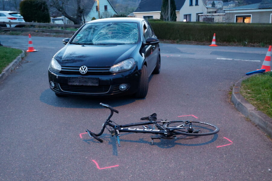 Fahrradfahrer nach Zusammenstoß mit Pkw schwer verletzt