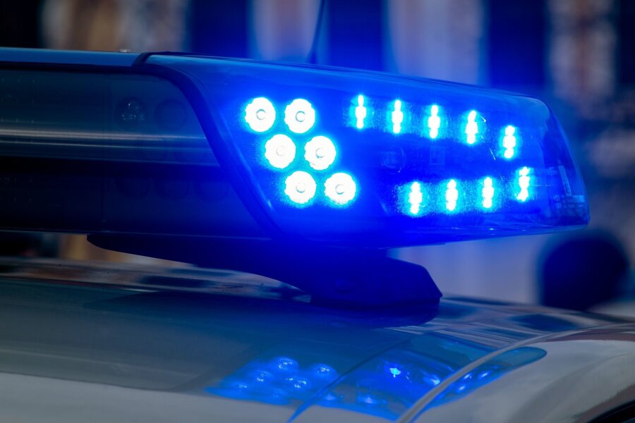 Fahrradfahrerin in Leipzig von Lkw erfasst - schwer verletzt - Ein Blaulicht der Polizei leuchtet auf.
