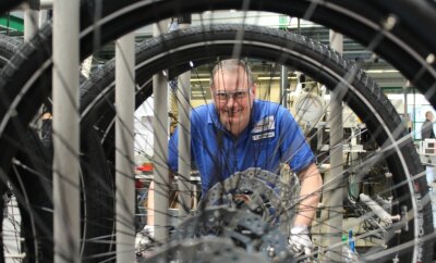 Fahrradhersteller Diamant profitiert von der Coronakrise - Diamant-Mitarbeiter Tino Steinbach in der Fahrrad-Montage im Werk in Hartmannsdorf. 
