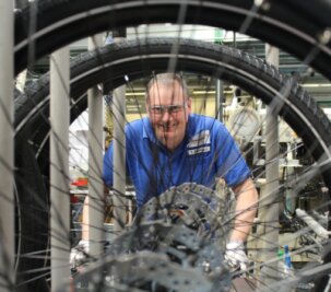 Fahrradhersteller Diamant profitiert von der Coronakrise - Diamant-Mitarbeiter Tino Steinbach in der Fahrrad-Montage im Werk in Hartmannsdorf. 