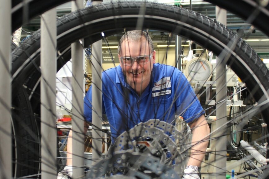 Diamant-Mitarbeiter Tino Steinbach in der Fahrrad-Montage im Werk in Hartmannsdorf. 