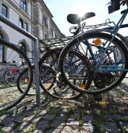 "Fahrradleichen" am Bahnhof sollen weg - Rund 100 Stellplätze für Fahrräder gibt es auf dem Bahnhofsvorplatz. Einige sind dauerhaft belegt - von "Fahrradleichen". 