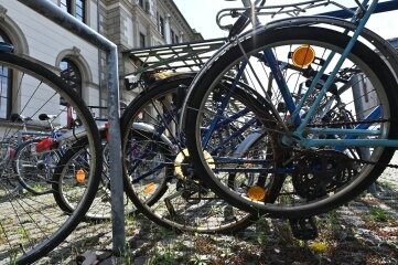 Rund 100 Stellplätze für Fahrräder gibt es auf dem Bahnhofsvorplatz. Einige sind dauerhaft belegt - von "Fahrradleichen". 