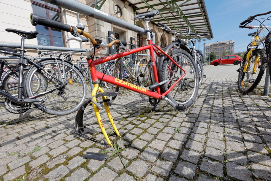 "Fahrradleichen" - Rathaus will Räder am Chemnitzer Bahnhof entfernen - Rund 100 Stellplätze für Fahrräder stehen vor dem Hauptbahnhof zur Verfügung. Einige von ihnen sind dauerhaft belegt - mit sogenannten Fahrradleichen. 
