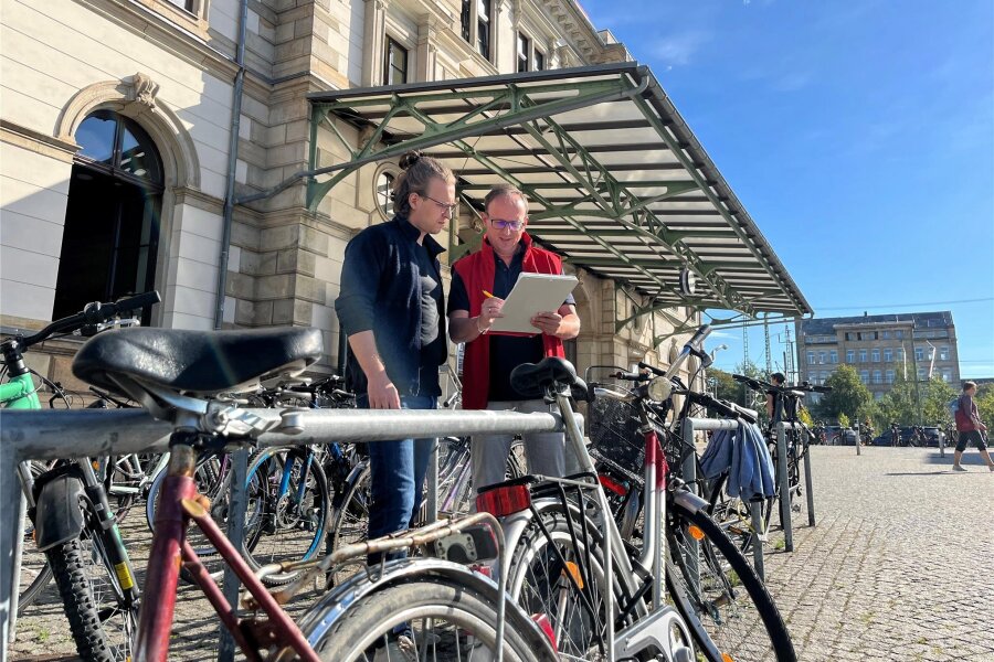 Fahrradständer am Bahnhof Chemnitz: Quantität top, Qualität flop - Falk Hoffmann (links) und Dirk Viehweg vom Auto Club Europa begutachten die Stellplätze vor dem Haupteingang des Bahnhofs.