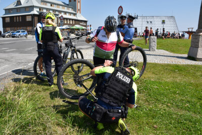 Fahrradstaffel der Polizei erstmals bei E-Bike-Kontrolle im Erzgebirge dabei - Fahrradkontrolle auf dem Fichtelberg.