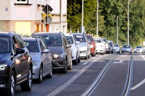Fahrradstreifen sollen für mehr Sicherheit sorgen - Auf der Marienthaler Straße sollen Radstreifen für mehr Sicherheit sorgen. Ob das klappt, soll in einem Jahr überprüft werden.