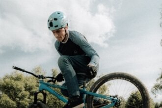 Fahrräder fliegen durch die Luft - Profisportler Lukas Knopf bei einem Sprung auf das neue Element, das auf der Dirt-Wies in Marienau installiert worden ist. 