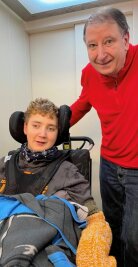 Fahrstuhl ist für kranken Ulli "das Tor zum Glück" - Heute kann Ulli Müller gefahrlos mit seinem Vater Peter Müller im Fahrstuhl von seinem Zimmer im ersten Stock ins Erdgeschoss fahren.