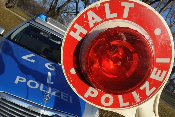 Fahrt unter Drogen: Frau verletzt zwei Polizisten - it einer Fahrt ins Krankenhaus und Anzeigen hat eine Polizeikontrolle für eine VW-Fahrerin (22) in Plauen am Dienstagnachmittag geendet. 