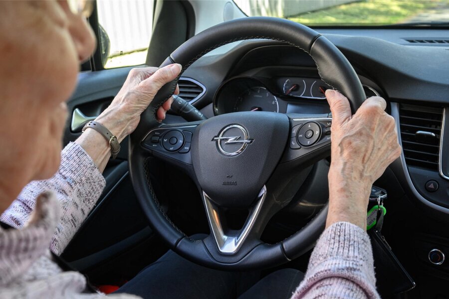 Fahrtauglichkeit: Check im Alter wäre besser - Eine ältere Teilnehmerin nimmt an einem Fahrsicherheitstraining teil. Eine verbindliche Überprüfung der Fahrtauglichkeit im Alter wird es in Deutschland wohl nicht geben.