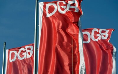 Fahrtkosten: DGB fordert höhere Kilometerpauschale für Autofahrer - Fahnen des Deutschen Gewerkschaftsbunds (DGB) in Leipzig.