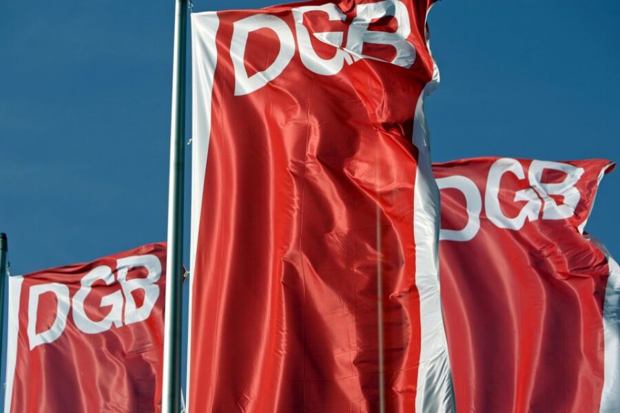 Fahnen des Deutschen Gewerkschaftsbunds (DGB) in Leipzig.