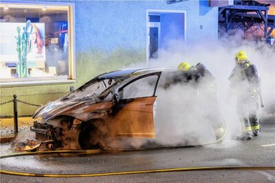 Fahrzeug auf B 95 in Ehrenfriedersdorf ausgebrannt - Das Fahrzeug brannte völlig aus.