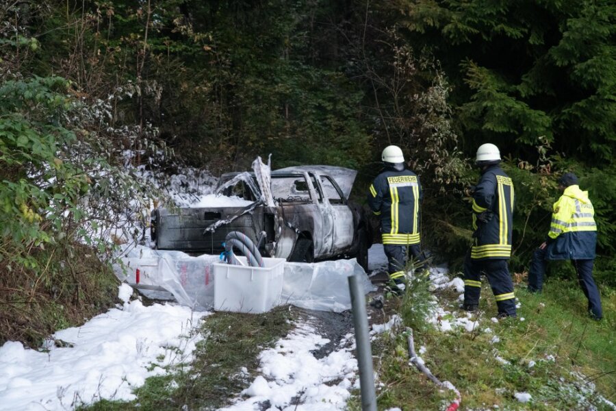 Fahrzeug fängt auf Waldweg in Marienberg an zu brennen - 