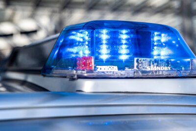 Fahrzeug kommt bei Nässe von A 4 ab - drei Schwerverletzte - Ein Blaulicht leuchtet auf dem Dach eines Polizeiwagens.
