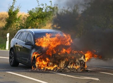 Fahrzeugbrand auf der A4: Opel in Flammen - 